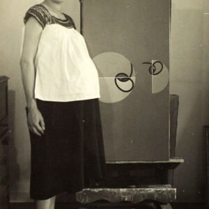 Sonia Henríquez de Hlito, embarazada, junto a Tema en el rombo, 1954