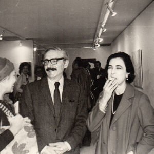 Sonia Henríquez de Hlito y Alfredo Hlito en la inauguración en la galería Carmen Waugh, 1974
